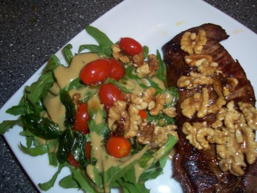 Roastbeef mit karamellisierten Walnüssen, dazu Rucola mit Dressing und