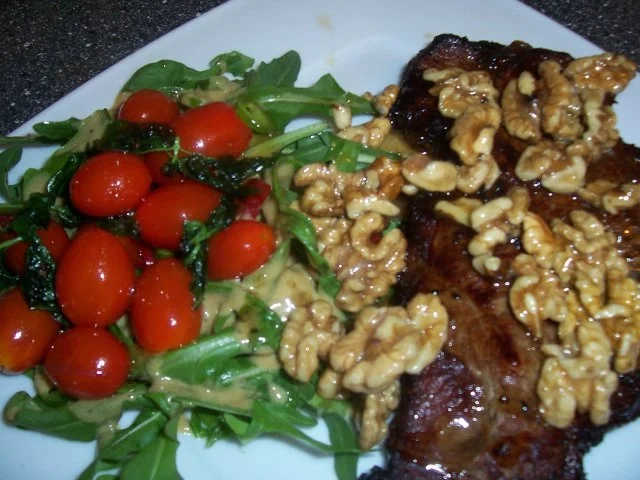 Rezept: Roastbeef mit karamellisierten Walnüssen, dazu Rucola mit Dressing und Basilikum Tomaten Roastbeef mit karamellisierten Walnüssen, dazu Rucola mit Dressing und Basilikum Tomaten - Rezept