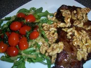 Roastbeef mit karamellisierten Walnüssen, dazu Rucola mit Dressing und Basilikum Tomaten - Rezept