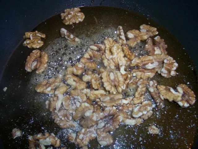 Rezept: Roastbeef mit karamellisierten Walnüssen, dazu Rucola mit Dressing und Basilikum Tomaten Bild Nr. 10 Roastbeef mit karamellisierten Walnüssen, dazu Rucola mit Dressing und Basilikum Tomaten - Rezept - Bild Nr. 10