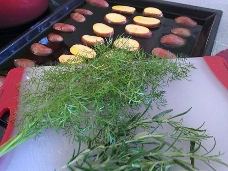 Rezept: Rosmarinkartoffeln (Chips) mit Knoblauchsticks Bild Nr. 9 Rosmarinkartoffeln (Chips) mit Knoblauchsticks - Rezept - Bild Nr. 9