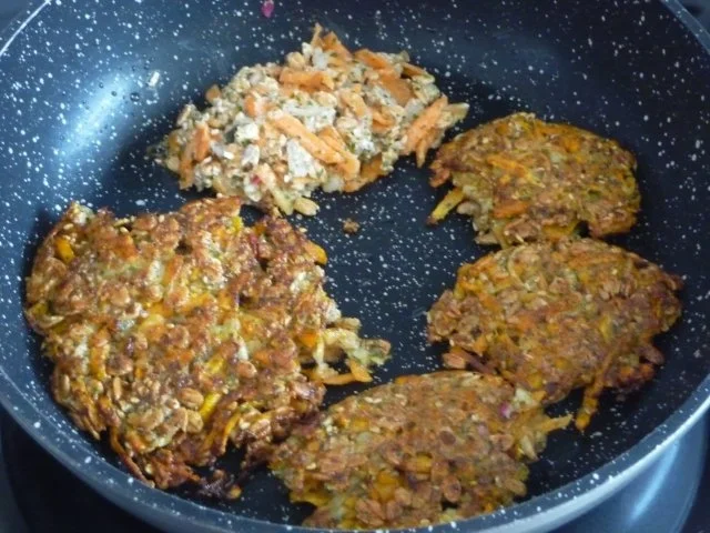 Fleischlos : Dinkel-Möhren-Bratlinge - Rezept