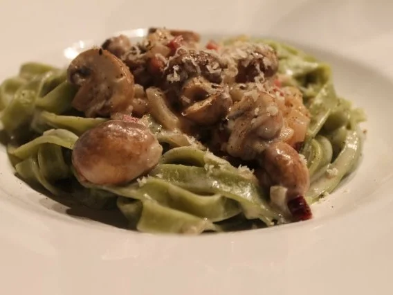 Rezept: Grüne Bandnudeln mit Pilzen und Speck Grüne Bandnudeln mit Pilzen und Speck - Rezept