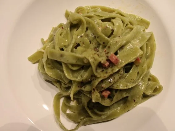 Grüne Bandnudeln mit Speck und Pfeffer - Rezept