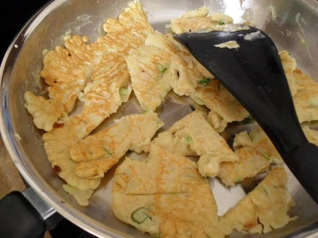 Stierum, Kratzede oder Kaiserschmarrn mit Dinkelmehl und Lauchzwiebeln nach Oma`s Art - Rezept - Bild Nr. 4