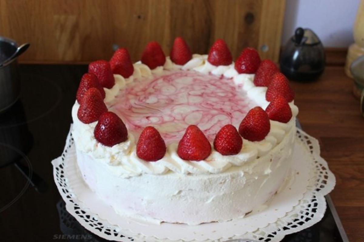 Bilder für Erdbeertorte mit Erdbeeren und Wiener Boden - Rezept