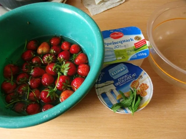 Rezept: Erdbeerjoghurtquark mit Minze Bild Nr. 2 Erdbeerjoghurtquark mit Minze - Rezept - Bild Nr. 2