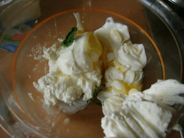 Rezept: Erdbeerjoghurtquark mit Minze Bild Nr. 3 Erdbeerjoghurtquark mit Minze - Rezept - Bild Nr. 3