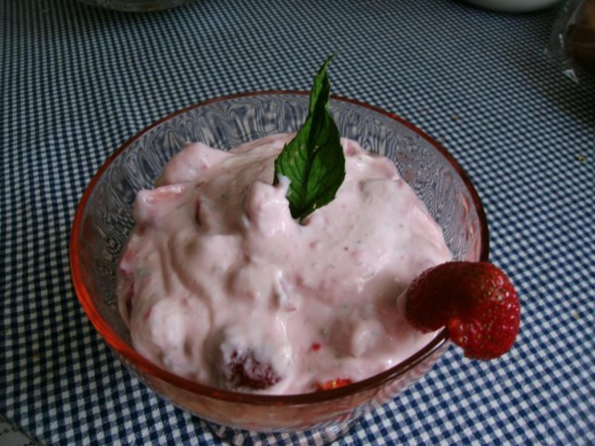 Erdbeerjoghurtquark mit Minze - Rezept