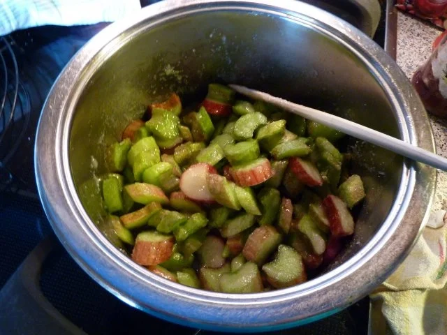 Rezept: Kuchen: Rhabarberbiskuitrolle Bild Nr. 2 Kuchen: Rhabarberbiskuitrolle - Rezept - Bild Nr. 2