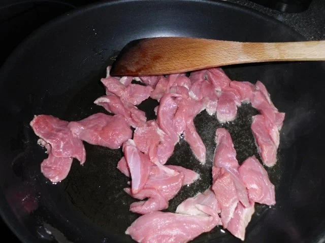 Rezept: Kalbsgeschnetzeltes mit viiiiel Zwiebeln und Rahmchampignons Bild Nr. 3 Kalbsgeschnetzeltes mit viiiiel Zwiebeln und Rahmchampignons - Rezept - Bild Nr. 3