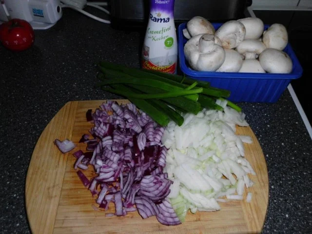 Rezept: Kalbsgeschnetzeltes mit viiiiel Zwiebeln und Rahmchampignons Bild Nr. 4 Kalbsgeschnetzeltes mit viiiiel Zwiebeln und Rahmchampignons - Rezept - Bild Nr. 4