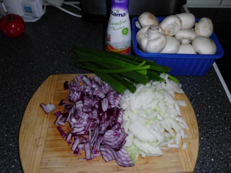 Kalbsgeschnetzeltes mit viiiiel Zwiebeln und Rahmchampignons - schnell ...