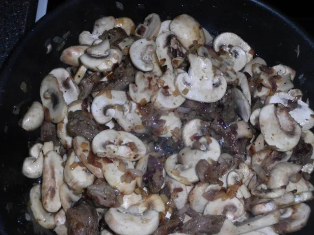 Rezept: Kalbsgeschnetzeltes mit viiiiel Zwiebeln und Rahmchampignons Bild Nr. 8 Kalbsgeschnetzeltes mit viiiiel Zwiebeln und Rahmchampignons - Rezept - Bild Nr. 8