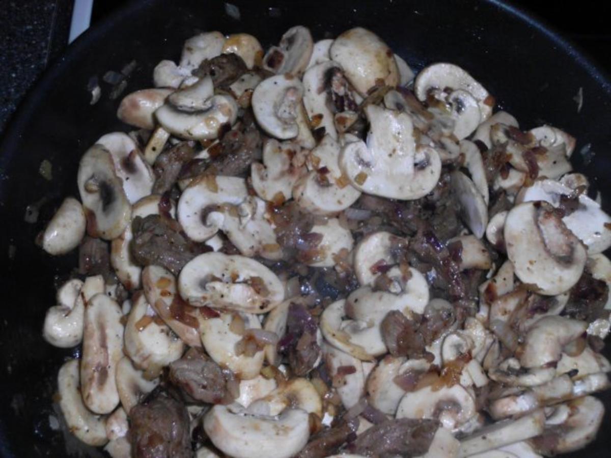 Kalbsgeschnetzeltes mit viiiiel Zwiebeln und Rahmchampignons - Rezept ...