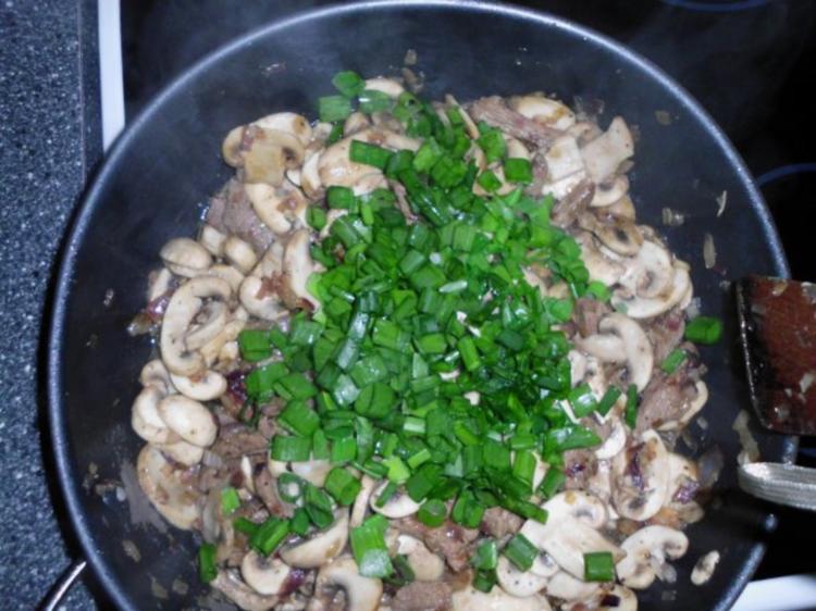 Kalbsgeschnetzeltes mit viiiiel Zwiebeln und Rahmchampignons - Rezept ...