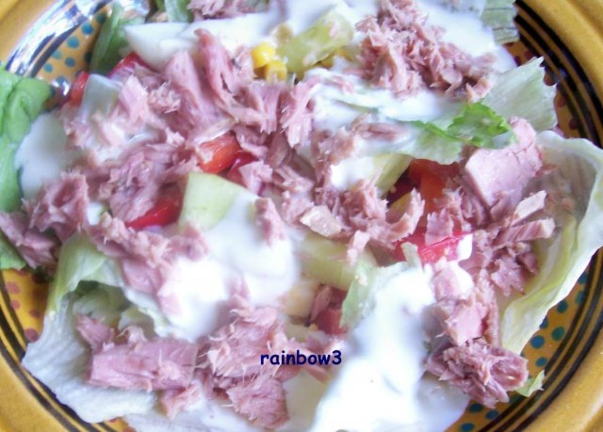 Salat: Bunter Salat mit Thunfisch und Dressing - Rezept