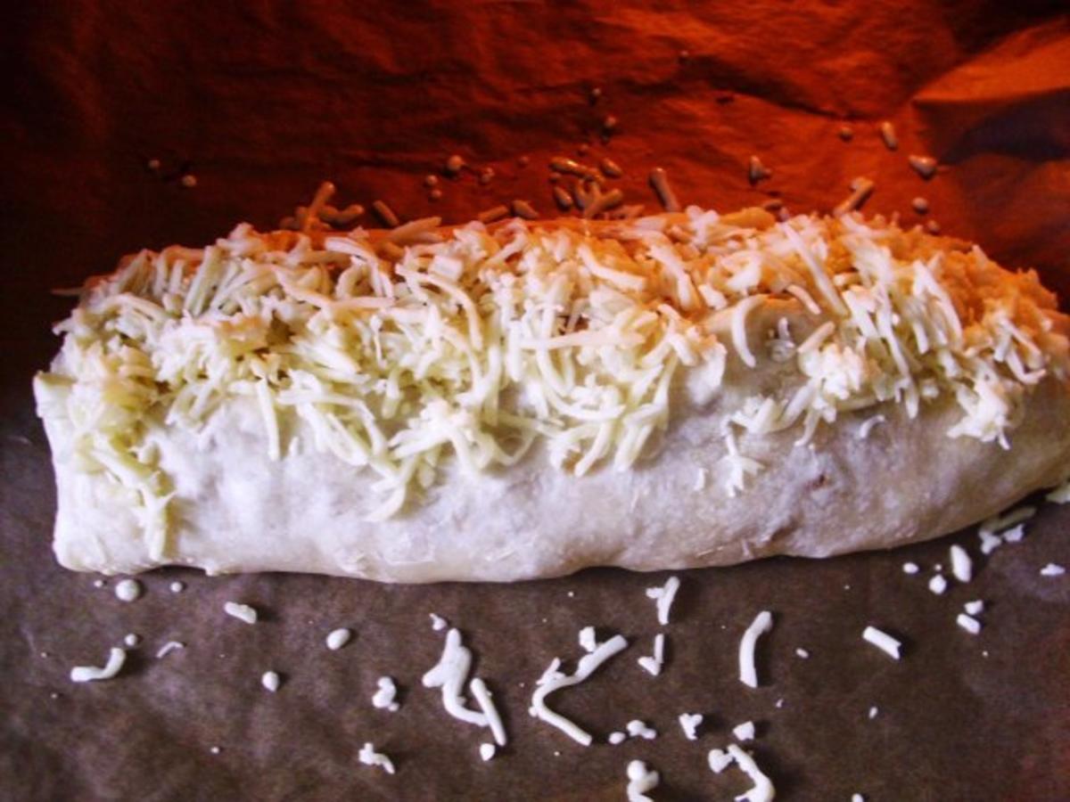 Blätterteig Strudel mit Hackfleisch Füllung - Rezept - kochbar.de