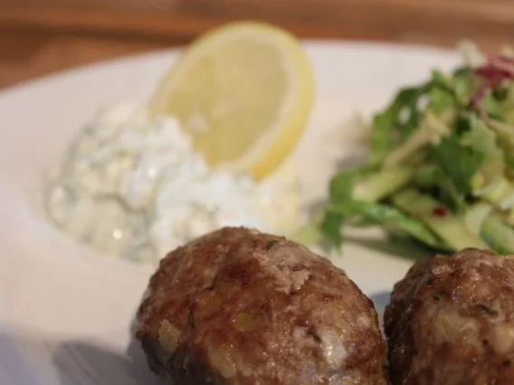 Bifteki mit Tzatziki - Rezept - Bild Nr. 2