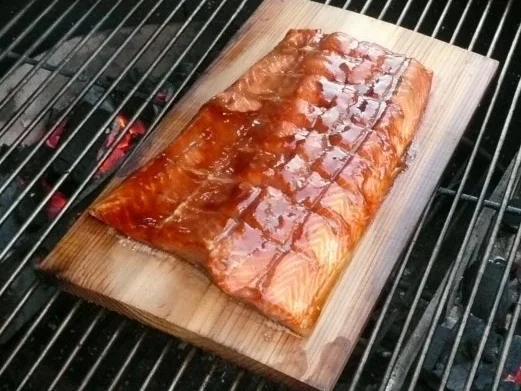 Gegrillter Lachs in Teriyaki Marinade vom Zedernholzbrett (Planked Salmon) - Rezept