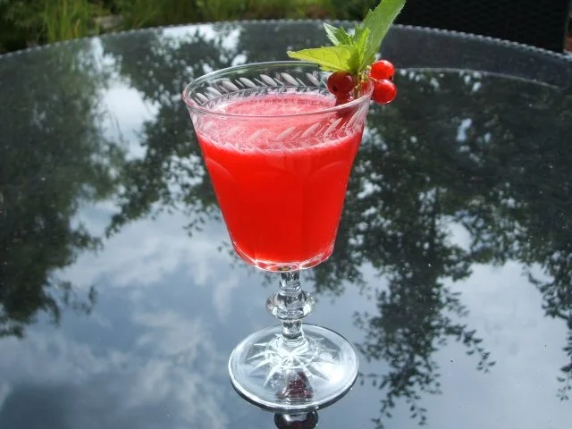 Rezept: Getränke: Hu-Jo - Holunder vermählt sich mit Johannisbeeren Getränke: Hu-Jo - Holunder vermählt sich mit Johannisbeeren - Rezept