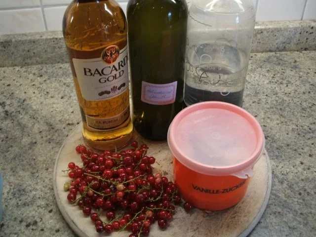 Rezept: Getränke: Hu-Jo - Holunder vermählt sich mit Johannisbeeren Bild Nr. 2 Getränke: Hu-Jo - Holunder vermählt sich mit Johannisbeeren - Rezept - Bild Nr. 2