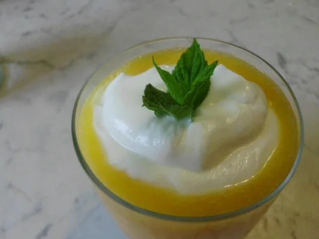 Weiße Schokoladen - Quarkcreme mit Marillenmousse - Rezept