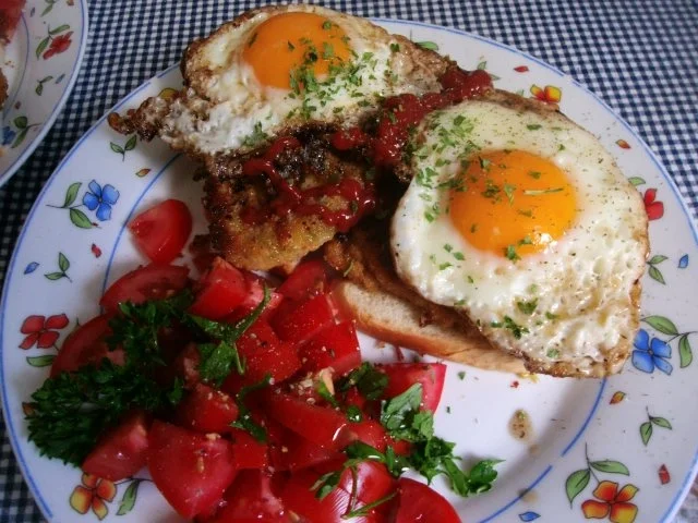 Kräuter Minutensteaks mit Spiegelei und Tomatensalat - Rezept - Bild Nr. 6