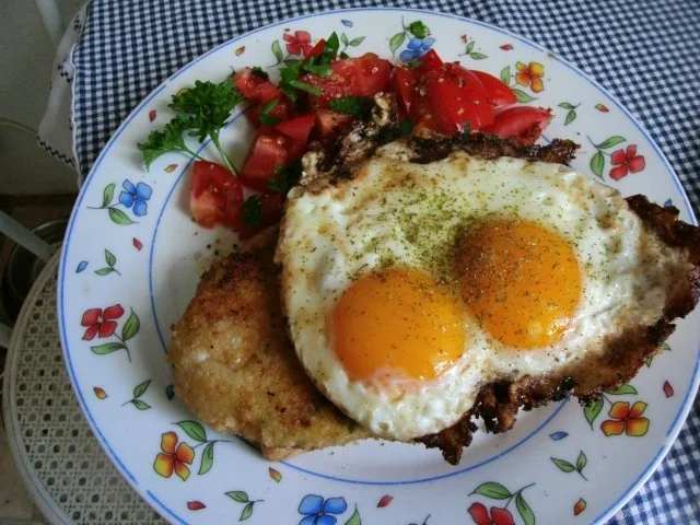 Kräuter Minutensteaks mit Spiegelei und Tomatensalat - Rezept