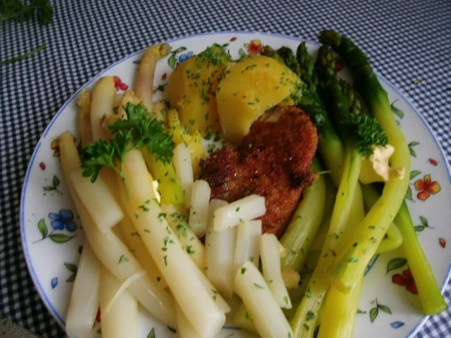 Zweierlei  Spargel mit Petersilienkartoffeln - Rezept