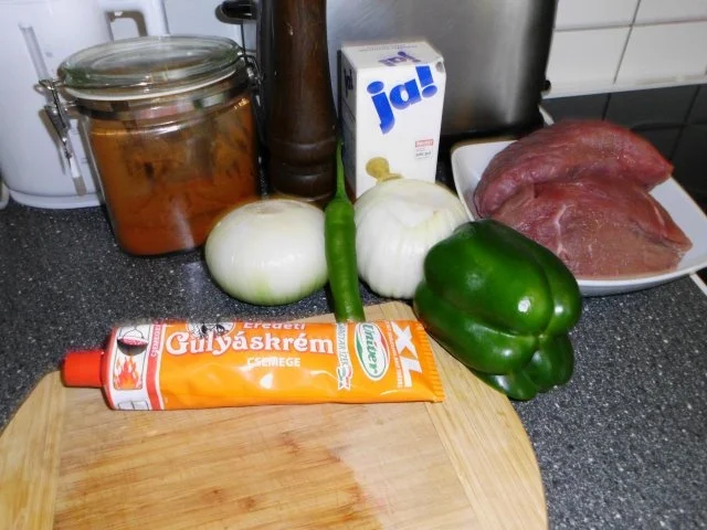 Ungarischer scharfer Rindergulasch (Pörkölt) mit Krautsalat als Beilage - Rezept - Bild Nr. 2