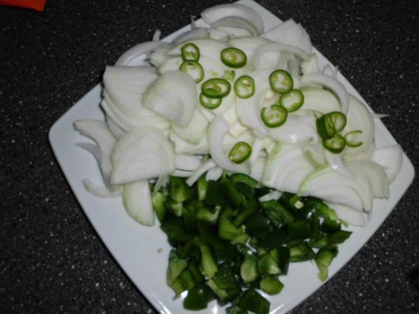 Ungarischer scharfer Rindergulasch Pörkölt mit Krautsalat als Beilage ...