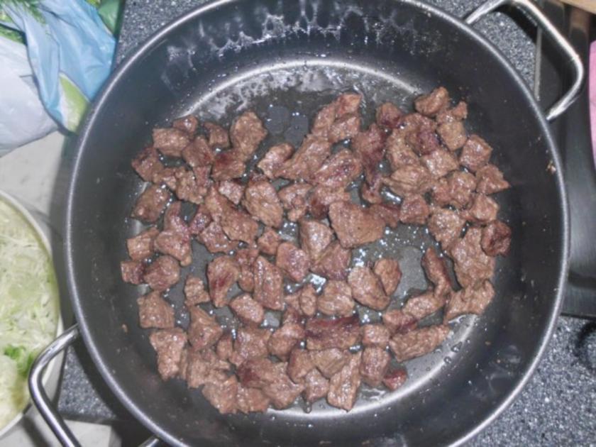 Ungarischer scharfer Rindergulasch Pörkölt mit Krautsalat als Beilage ...
