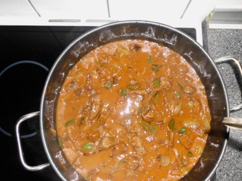 Ungarischer scharfer Rindergulasch Pörkölt mit Krautsalat als Beilage ...