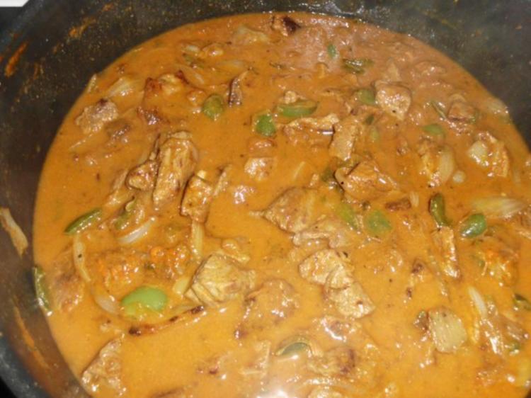 Ungarischer scharfer Rindergulasch Pörkölt mit Krautsalat als Beilage ...