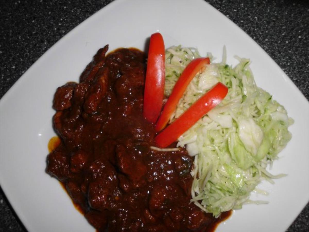 Ungarischer scharfer Rindergulasch Pörkölt mit Krautsalat als Beilage ...