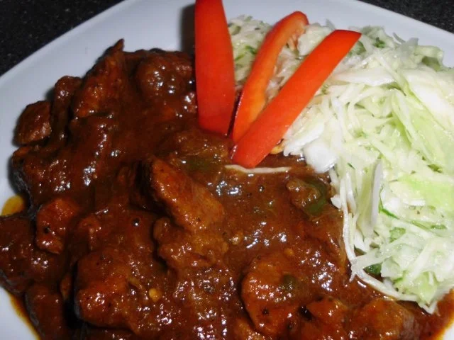 Ungarischer scharfer Rindergulasch (Pörkölt) mit Krautsalat als Beilage - Rezept