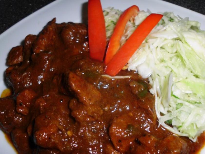 Ungarischer scharfer Rindergulasch Pörkölt mit Krautsalat als Beilage ...