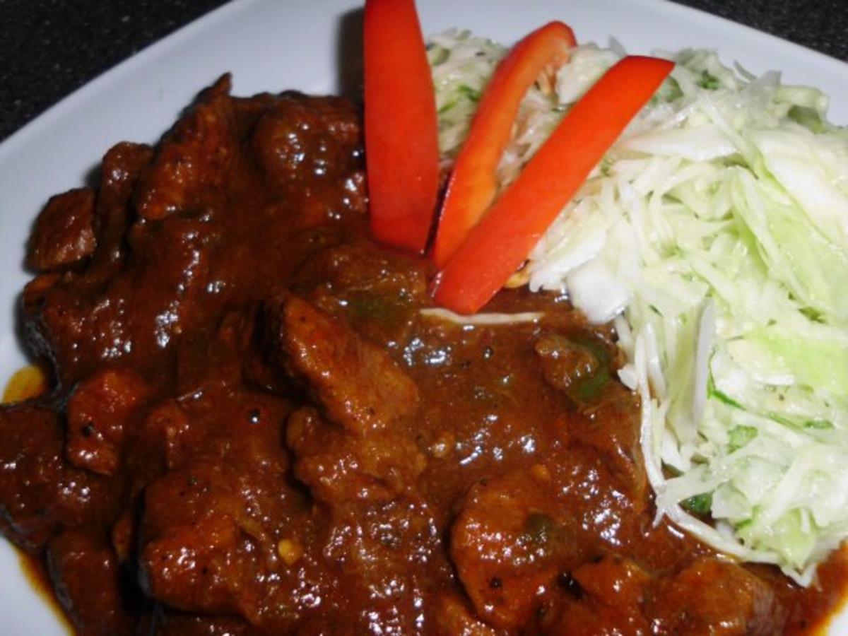 Ungarischer scharfer Rindergulasch Pörkölt mit Krautsalat als Beilage ...