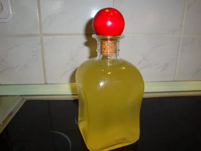 Rezept: Holunderblütensirup-Erdbeer-Sekt Bowle Bild Nr. 2 Holunderblütensirup-Erdbeer-Sekt Bowle - Rezept - Bild Nr. 2