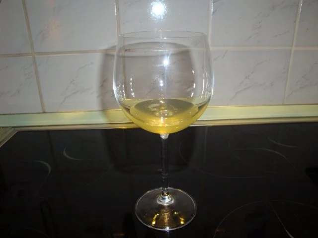 Rezept: Holunderblütensirup-Erdbeer-Sekt Bowle Bild Nr. 3 Holunderblütensirup-Erdbeer-Sekt Bowle - Rezept - Bild Nr. 3