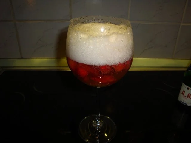 Rezept: Holunderblütensirup-Erdbeer-Sekt Bowle Bild Nr. 7 Holunderblütensirup-Erdbeer-Sekt Bowle - Rezept - Bild Nr. 7