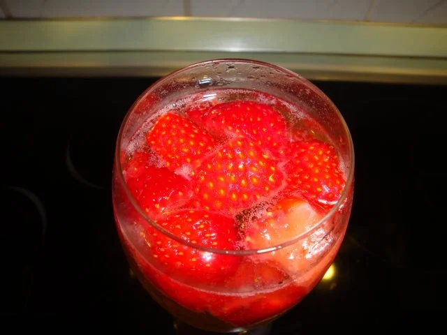 Rezept: Holunderblütensirup-Erdbeer-Sekt Bowle Bild Nr. 8 Holunderblütensirup-Erdbeer-Sekt Bowle - Rezept - Bild Nr. 8