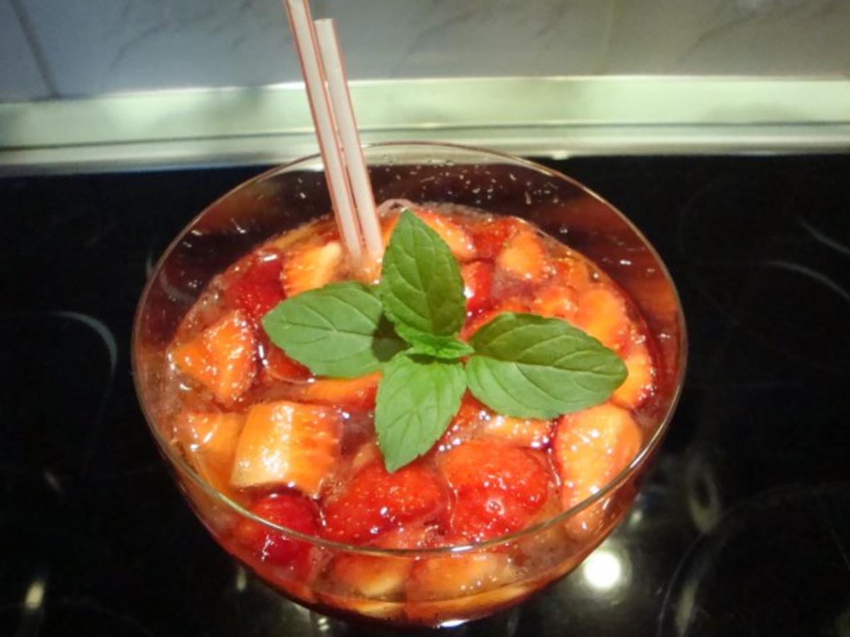 Holunderblütensirup-Erdbeer-Sekt Bowle - Rezept