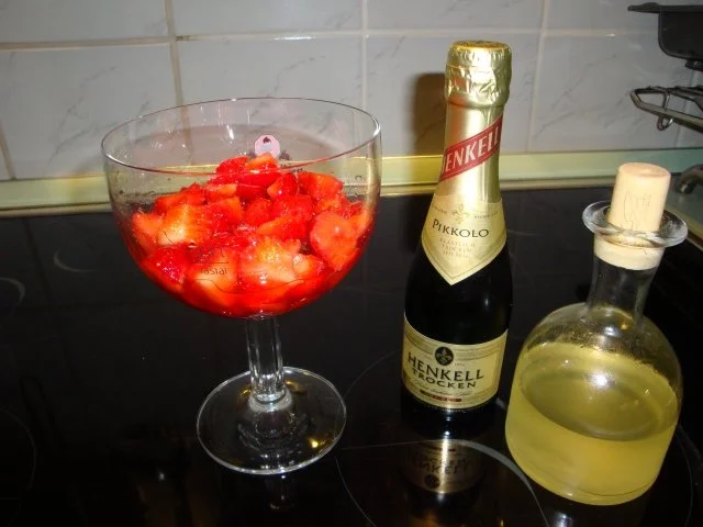 Rezept: Holunderblütensirup-Erdbeer-Sekt Bowle Bild Nr. 5 Holunderblütensirup-Erdbeer-Sekt Bowle - Rezept - Bild Nr. 5