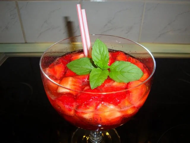 Rezept: Holunderblütensirup-Erdbeer-Sekt Bowle Bild Nr. 9 Holunderblütensirup-Erdbeer-Sekt Bowle - Rezept - Bild Nr. 9