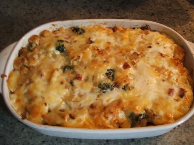 Auflauf: Blumenkohl-Broccoli-Auflauf mit geräuchertem Schweinehalsbraten - Rezept