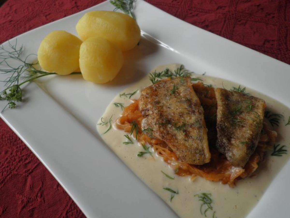 Zander auf Paprikakraut mit Rieslingsoße - einfach - von Cookies