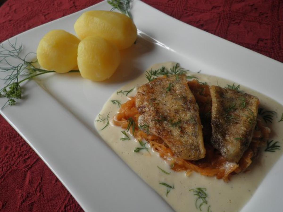 Zander auf Paprikakraut mit Rieslingsoße - Rezept - kochbar.de