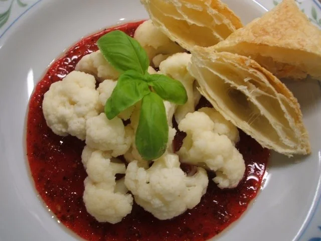 Rezept: Salate: (Fast) Roher Blumenkohlsalat mit Johannisbeerdressing Salate: (Fast) Roher Blumenkohlsalat mit Johannisbeerdressing - Rezept